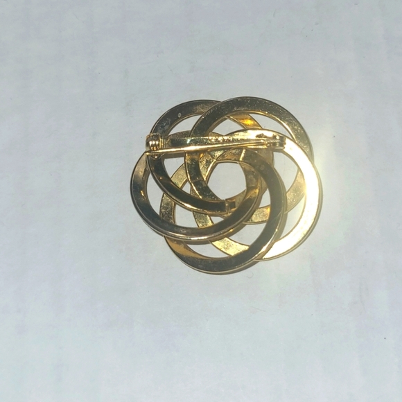 Brooch Vintage gold tone Twisted Love Knot rollover pin 1.5" diameter - Picture 2 of 3